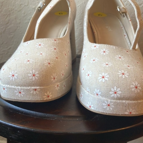 Madden Girl: Tan with flower pattern heeled Mary Jane style shoes- Y2K- 9M - Picture 10 of 16